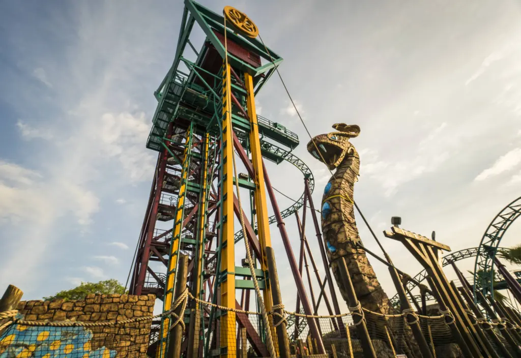 Montanha-russa Cobra’s Curse no Busch Gardens Montanha-russa Cobra’s Curse no Busch Gardens
