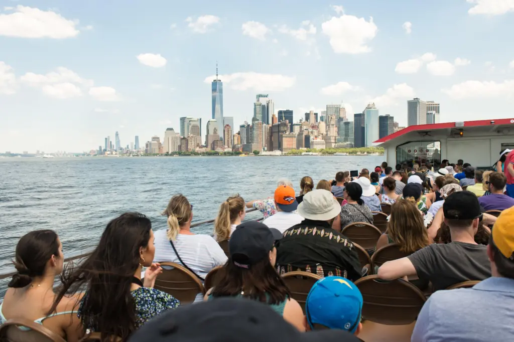 Pessoas fazendo um cruzeiro por Nova York