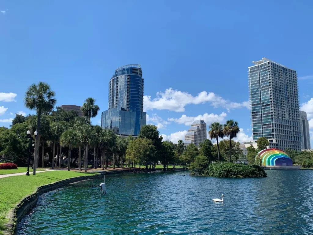 Lago e área verde no Lake Eola Park em Orlando Lago e área verde no Lake Eola Park em Orlando