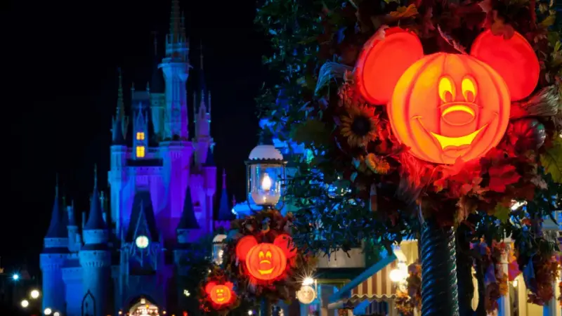 Luzes de Halloween no parque Magic Kingdom da Disney Orlando