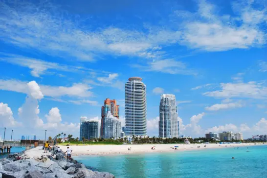 Paisagem da praia e edifícios em Miami Beach