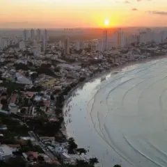 Vista do entardecer na Praia de Ponta Negra e cidade de Natal