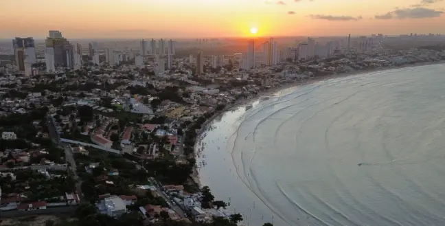 Vista do entardecer na Praia de Ponta Negra e cidade de Natal