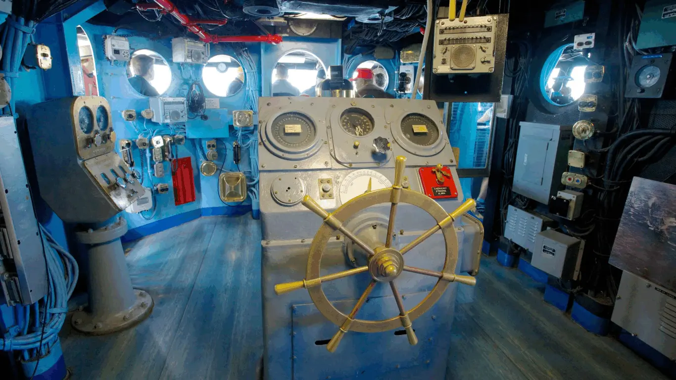 Interior de um navio no USS Midway Museum em San Diego