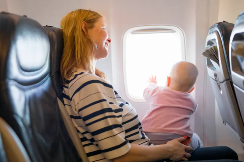 Mãe viajando com bebê no avião