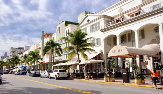 Ocean Drive durante o dia em Miami
