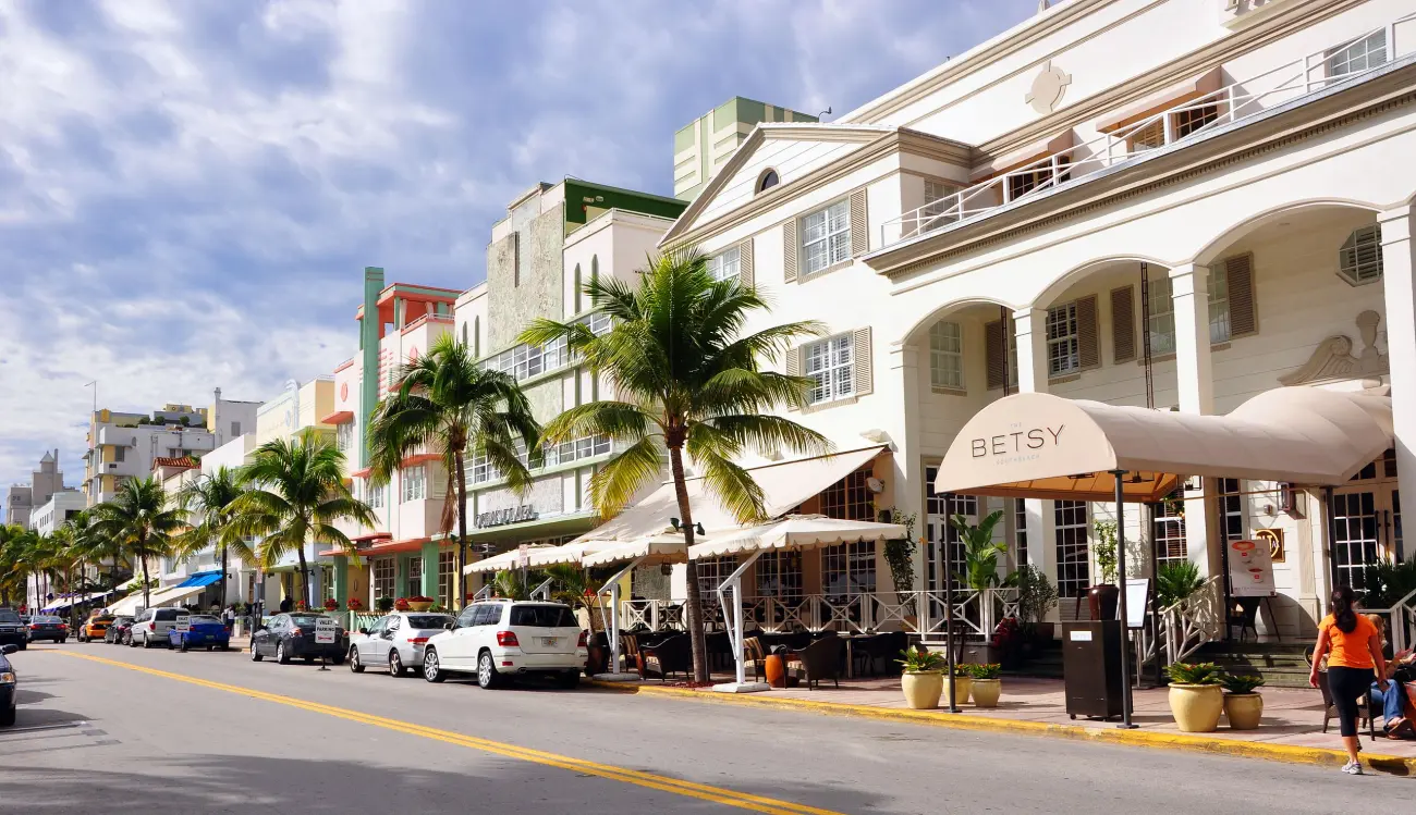 Ocean Drive durante o dia em Miami Ocean Drive durante o dia em Miami