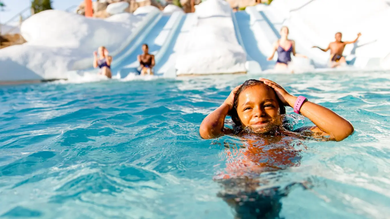 Criança no Ski Patrol Training Camp no Disney Blizzard Beach