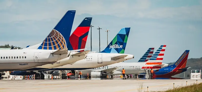 Aviões em aeroporto de Aruba Aviões em aeroporto de Aruba