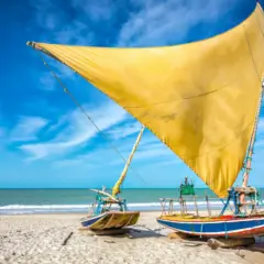 Paisagem de barco na praia em Natal