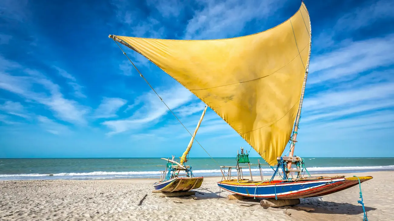 Paisagem de barco na praia em Natal