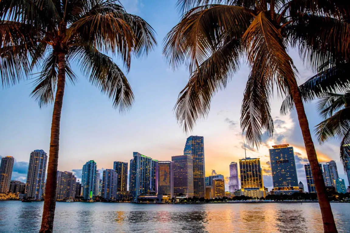 Paisagem do anoitecer na cidade de Miami Paisagem do anoitecer na cidade de Miami