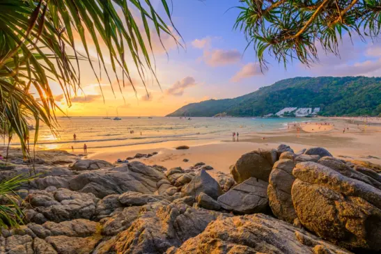 Praia Nai Harn Beach em Phuket