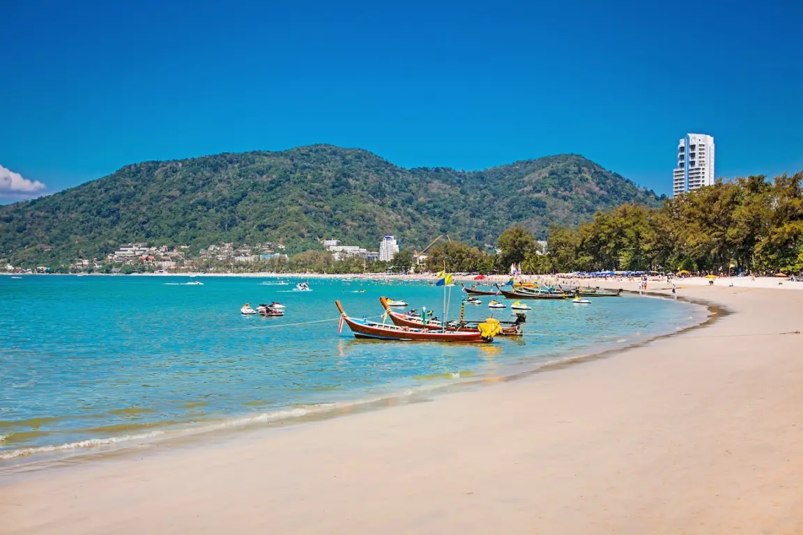 Praia Patong Beach em Phuket