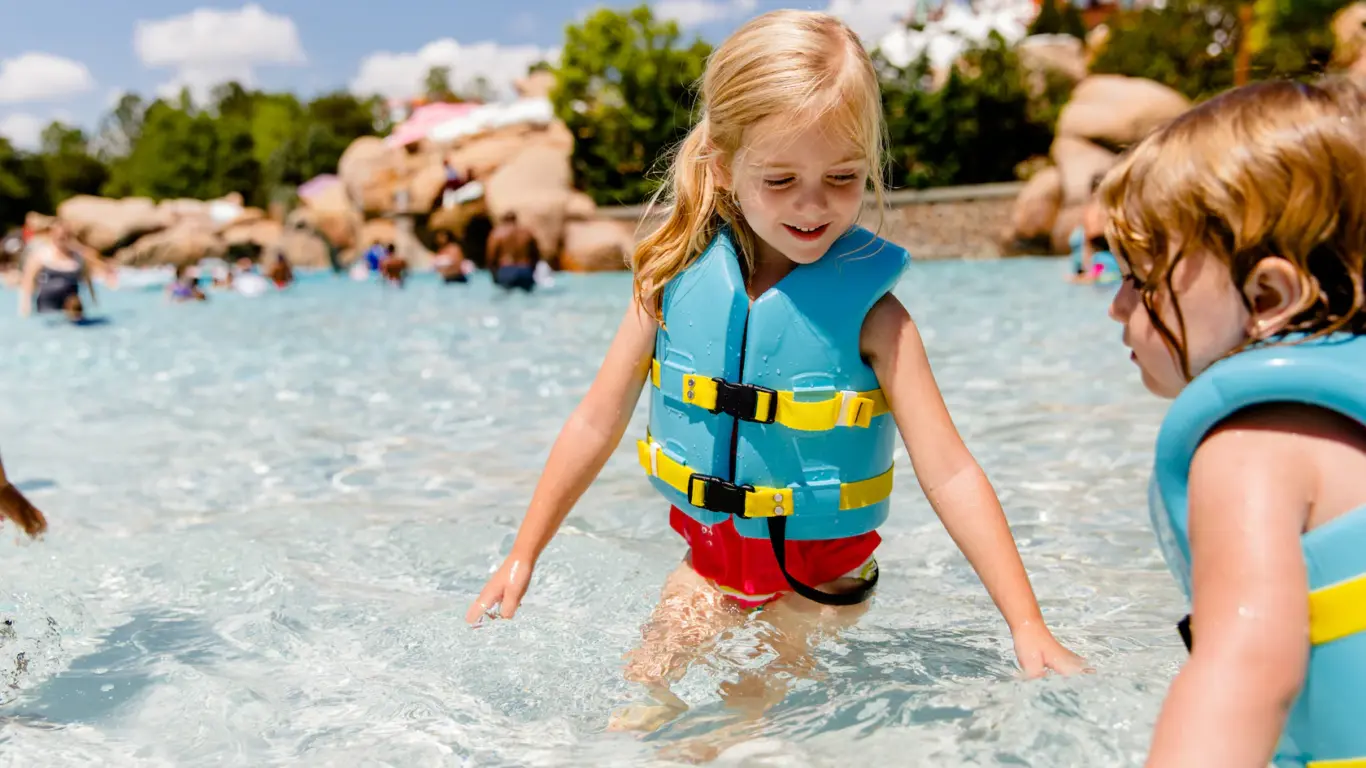 Criança na atração Melt Away Bay no Disney Blizzard Beach