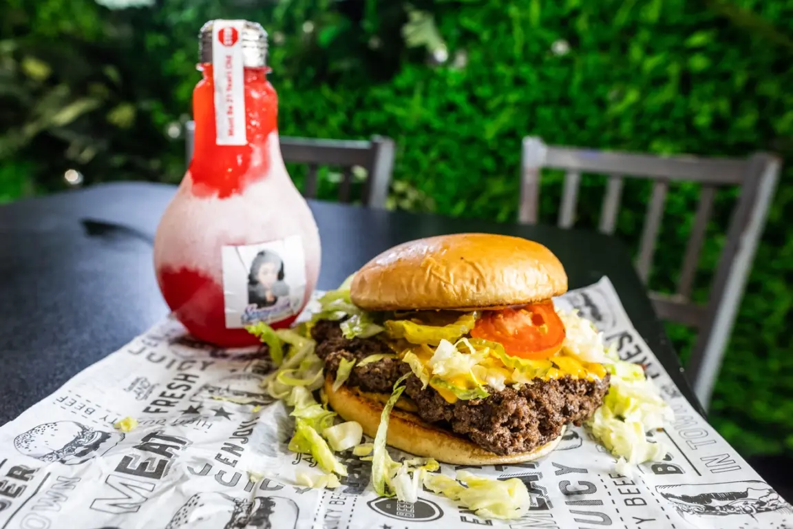 Prato no Sparkle’s Hamburger Spot em Houston
