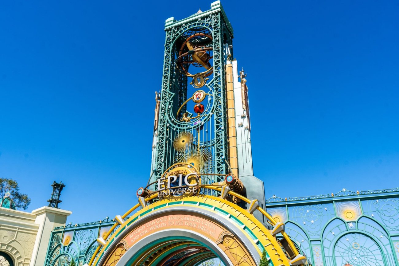 Letreiro na entrada do Epic Universe em Orlando