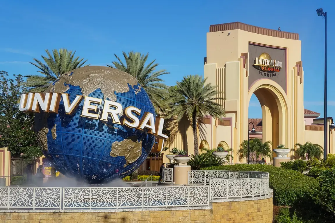 Globo da Universal e entrada do Universal Studios em Orlando
