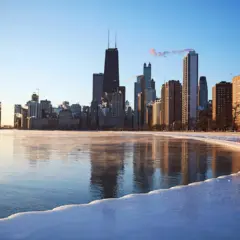 Paisagem do mar e cidade no inverno em Chicago
