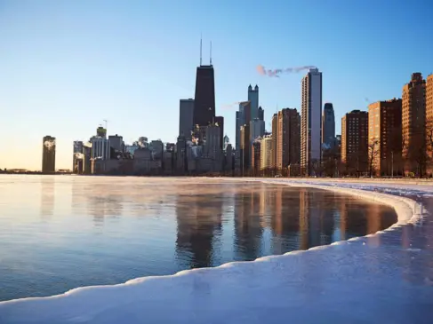 Paisagem do mar e cidade no inverno em Chicago