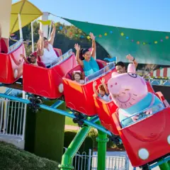Daddy Pig's Roller Coaster no parque da Peppa Pig na Flórida