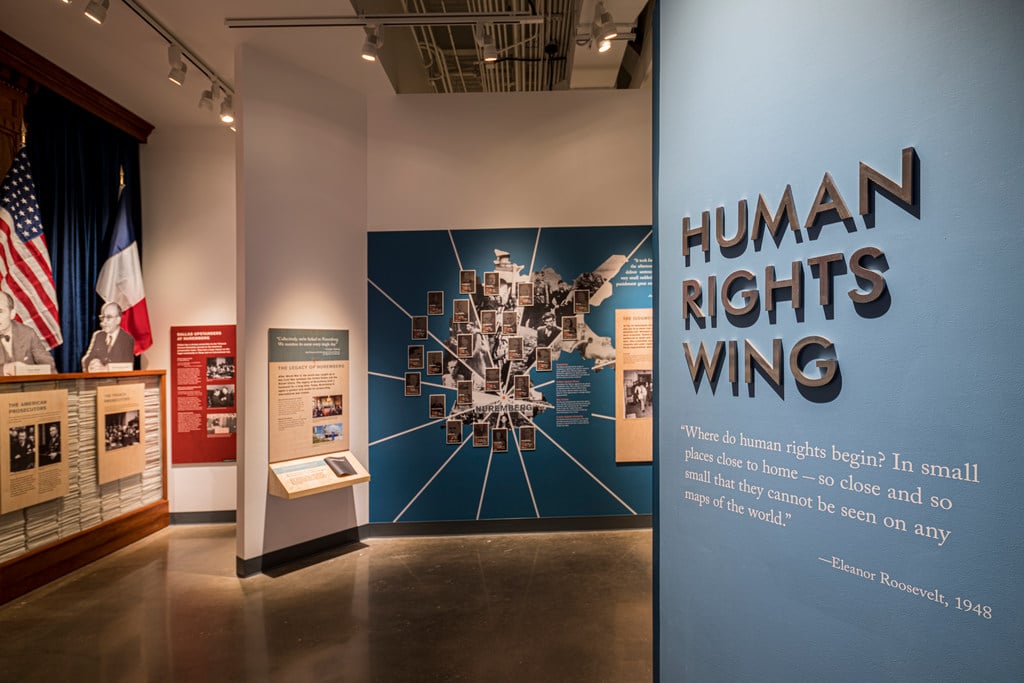 Interior do Dallas Holocaust and Human Rights Museum