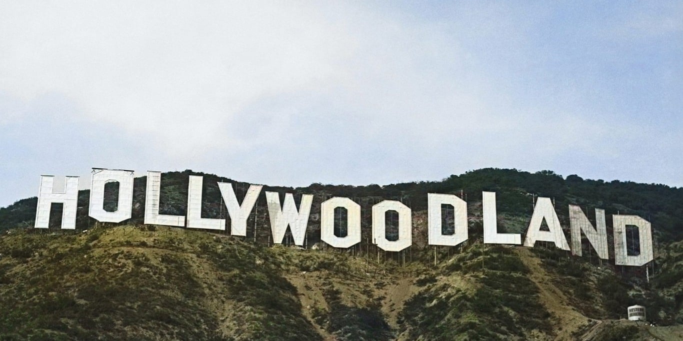 Antiga placa Hollywoodland em Los Angeles