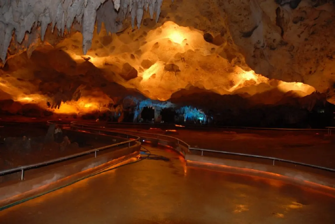 Excursão aos Altos de Chavón e à Cueva de las Maravillas