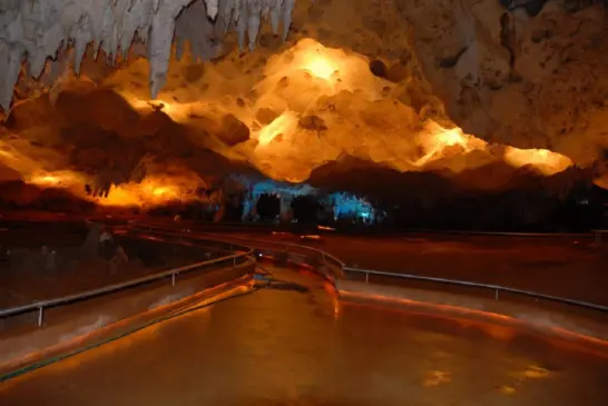 Excursão aos Altos de Chavón e à Cueva de las Maravillas