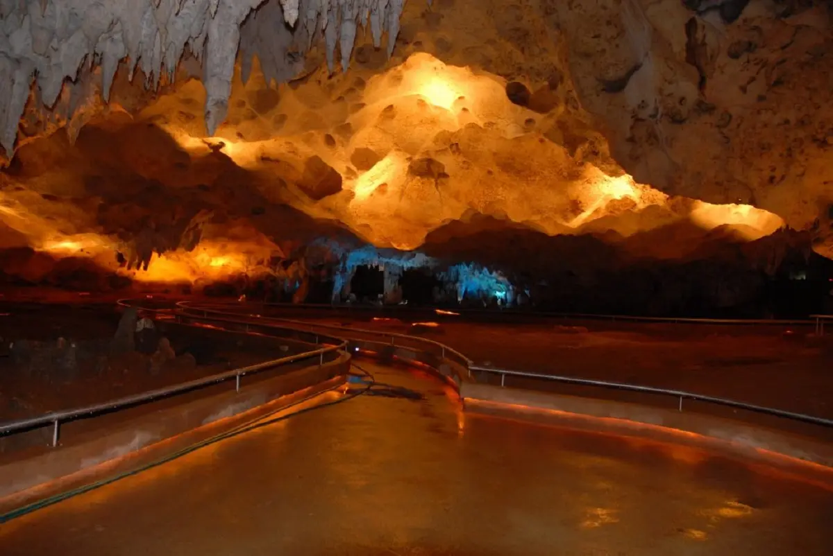 Excursão aos Altos de Chavón e à Cueva de las Maravillas Excursão aos Altos de Chavón e à Cueva de las Maravillas