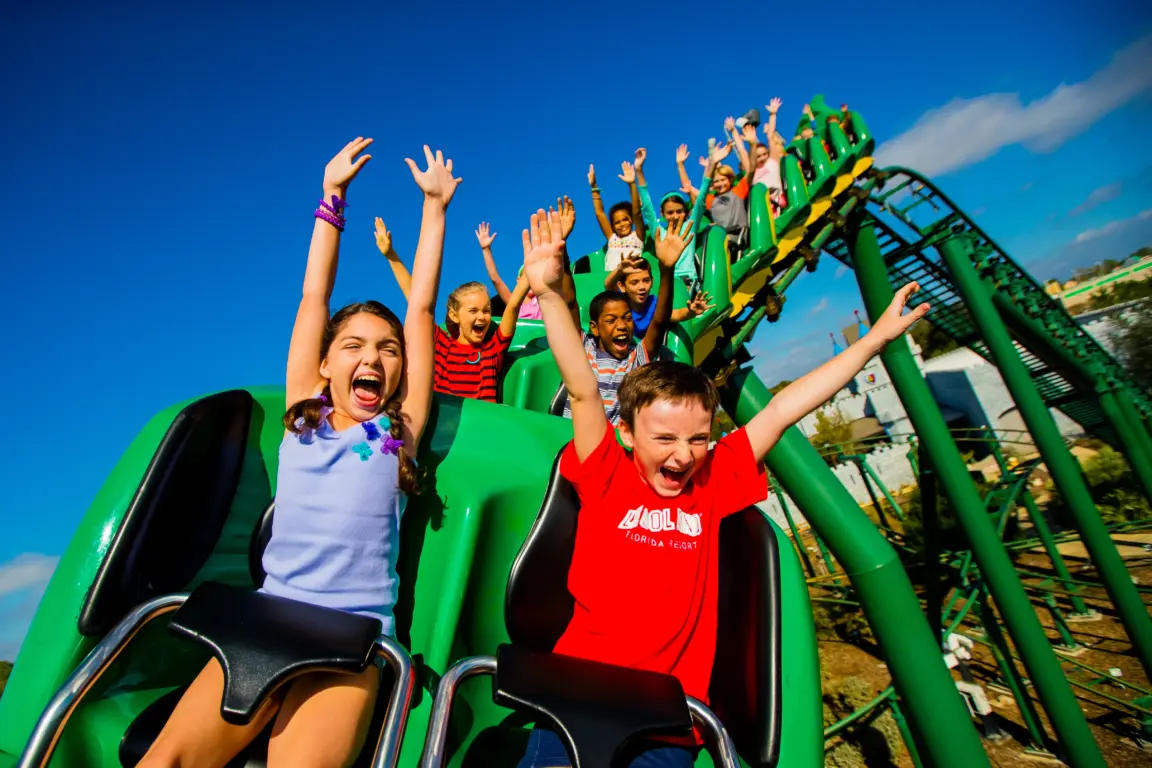 Crianças se divertindo na The Dragon no Legoland Florida