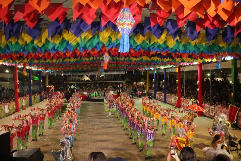 Bandeiras e quadrilha no São João de Natal