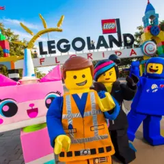 Personagens na entrada do Legoland Florida