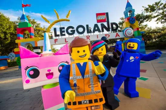 Personagens na entrada do Legoland Florida