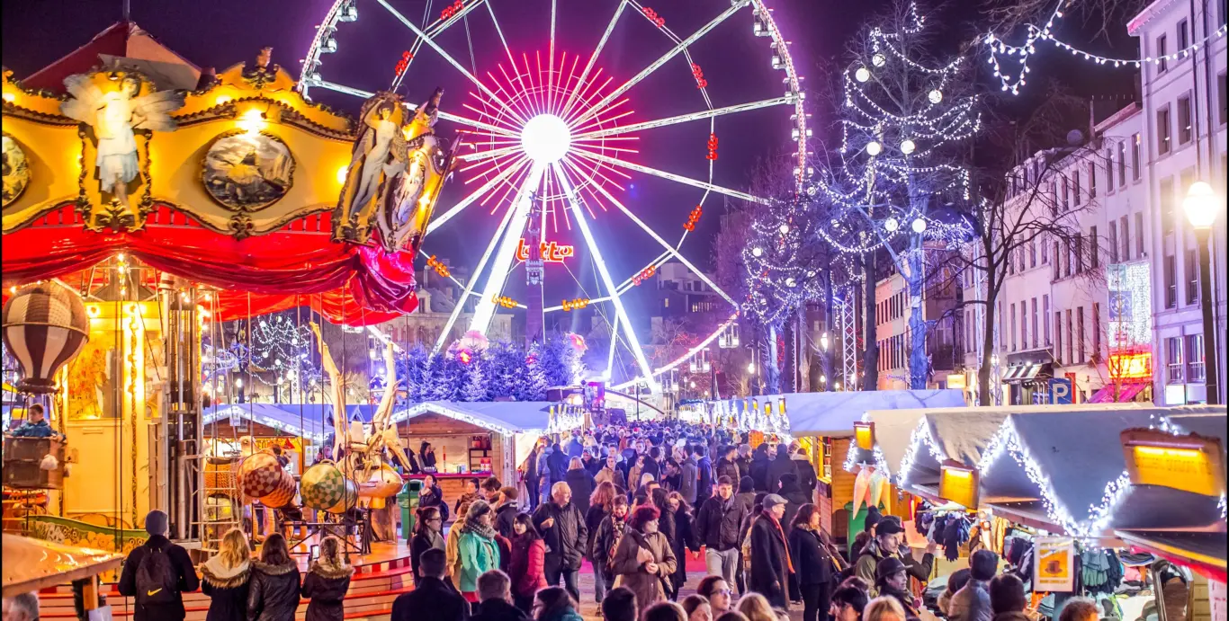 Movimentação no mercado de natal em Bruxelas