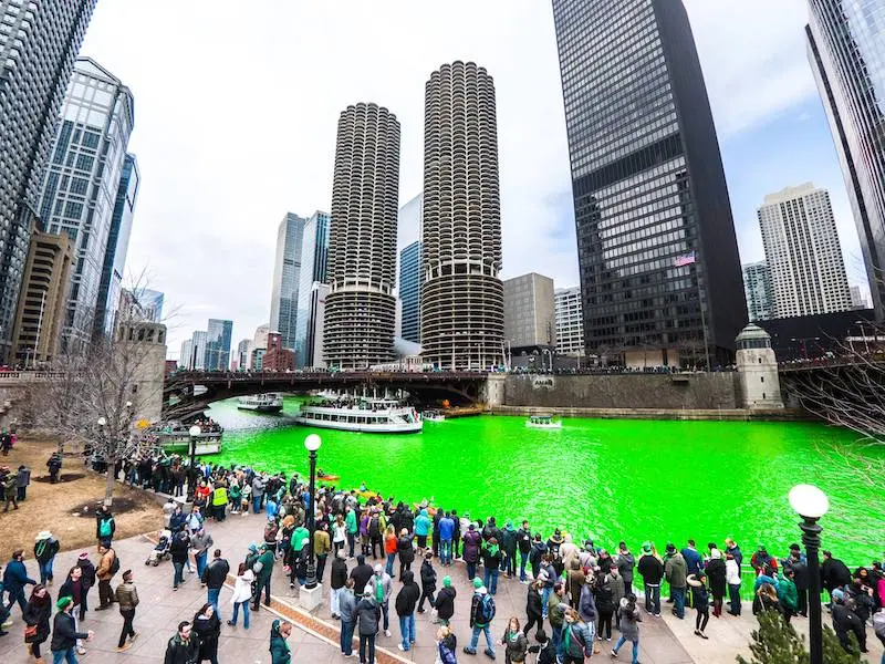 Pessoas observando o Chicago River no Saint Patrick's Day