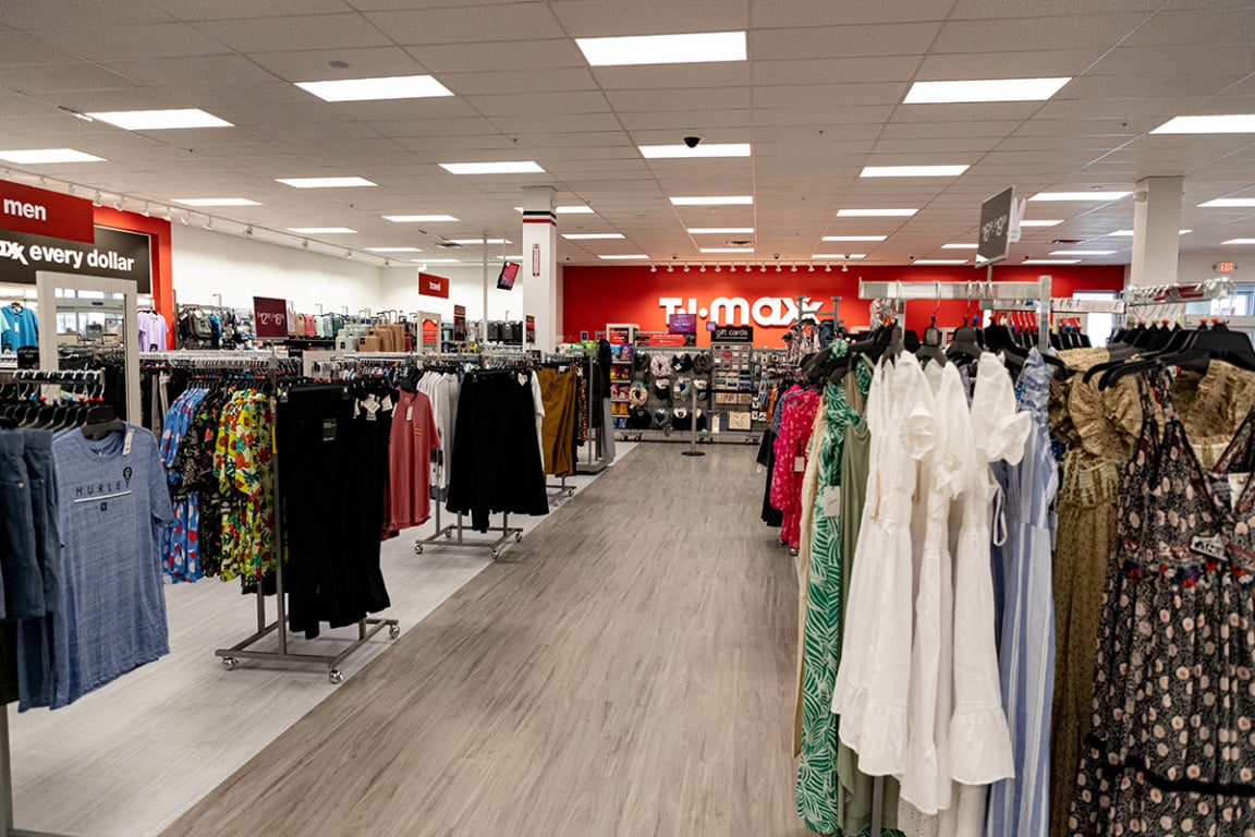 Roupas na loja T.J. Maxx em Orlando