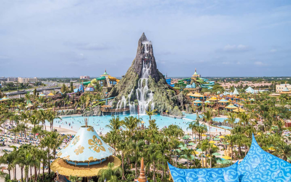 Vista do parque aquático Volcano Bay da Universal Orlando