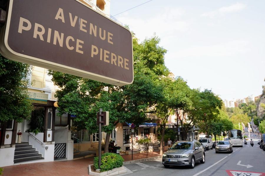 Carro na avenida em Mônaco