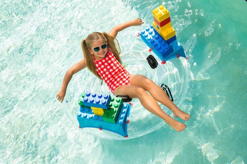 Criança no Build-A-Raft Lazy River no Legoland Water Park Florida Criança no Build-A-Raft Lazy River no Legoland Water Park Florida