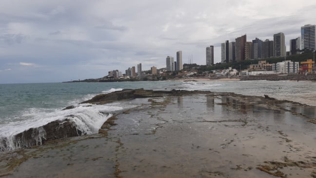 Dia nublado na Praia do Meio em Natal