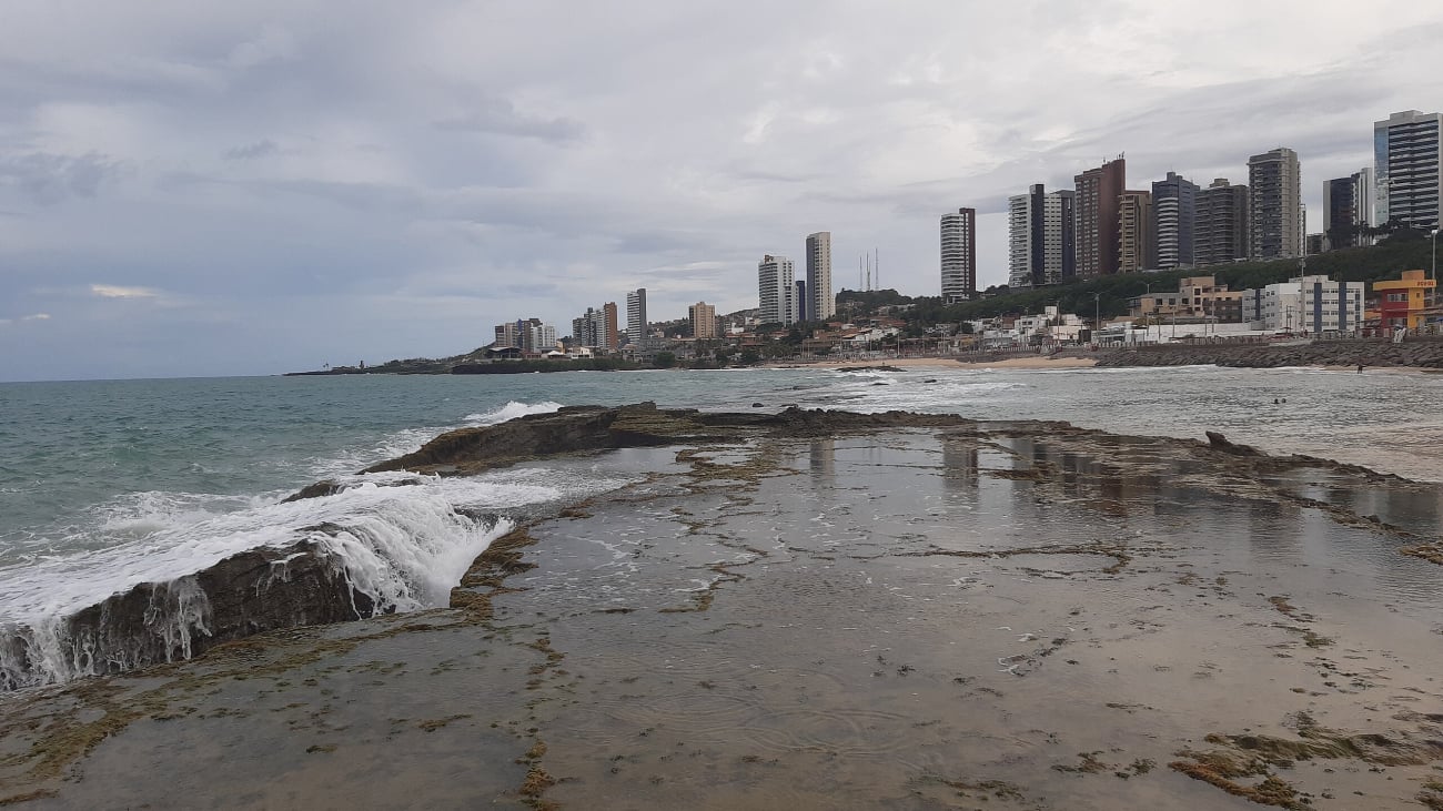 Dia nublado na Praia do Meio em Natal