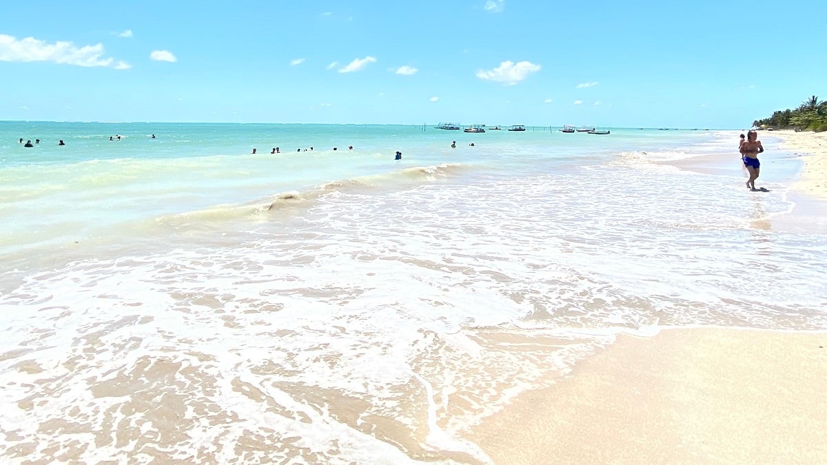 Mar cristalino do verão em São Miguel dos Milagres