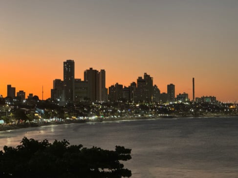 Vista do entardecer na Praia de Ponta Negra em Natal