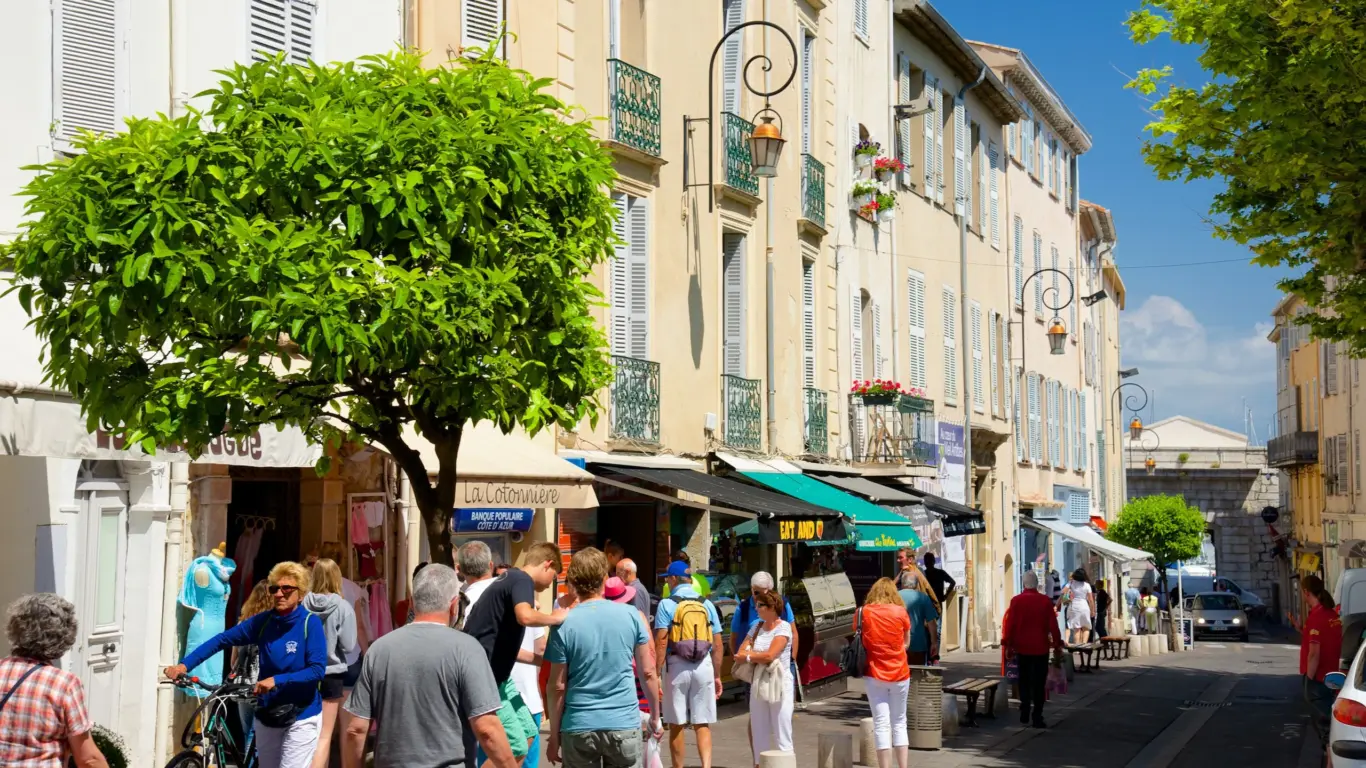 Movimentação nas ruas de Antibes