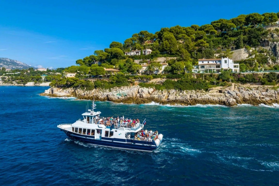 Barco na Costa Azul