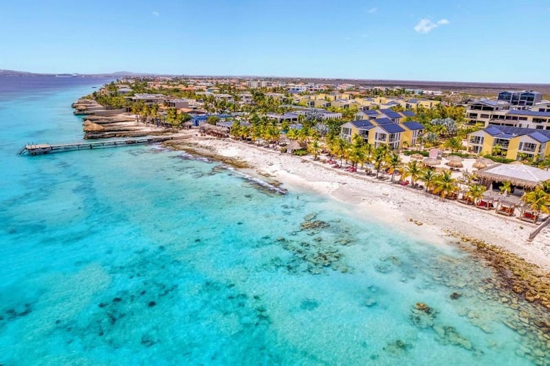 Beleza de praia da ilha Bonaire no Caribe Beleza de praia da ilha Bonaire no Caribe