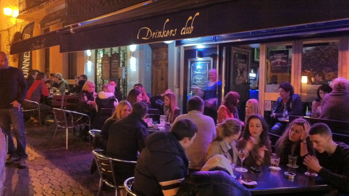 Drinkers Club em Antibes