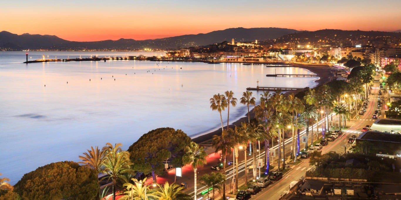 Cannes à noite