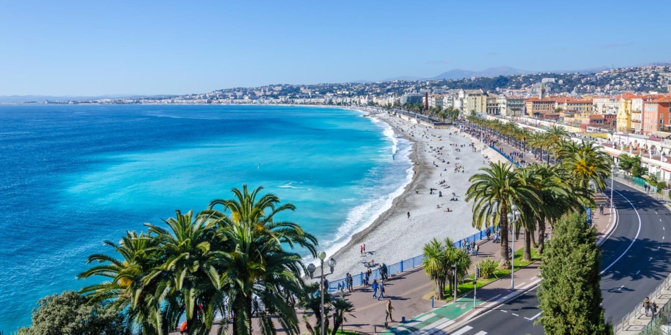 Vista panorâmica da praia em Nice